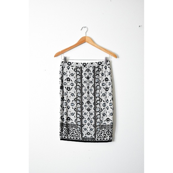 Max Studio Dresses & Skirts - Max Studio Pencil Skirt Women S Black White Excellent Floral Medallion Print